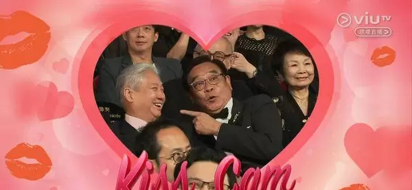 第44届金像奖Kiss Cam引爆全场 古天乐隔空亲吻宣萱郭羡妮滕丽名 - 资讯配图 第44届金像奖Kiss Cam引爆全场 古天乐隔空亲吻宣萱郭羡妮滕丽名 - 资讯配图