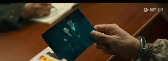 《方圆八百米》陈红兵从避孕套起疑陈辉涉毒线索链 - 资讯配图 《方圆八百米》陈红兵从避孕套起疑陈辉涉毒线索链 - 资讯配图